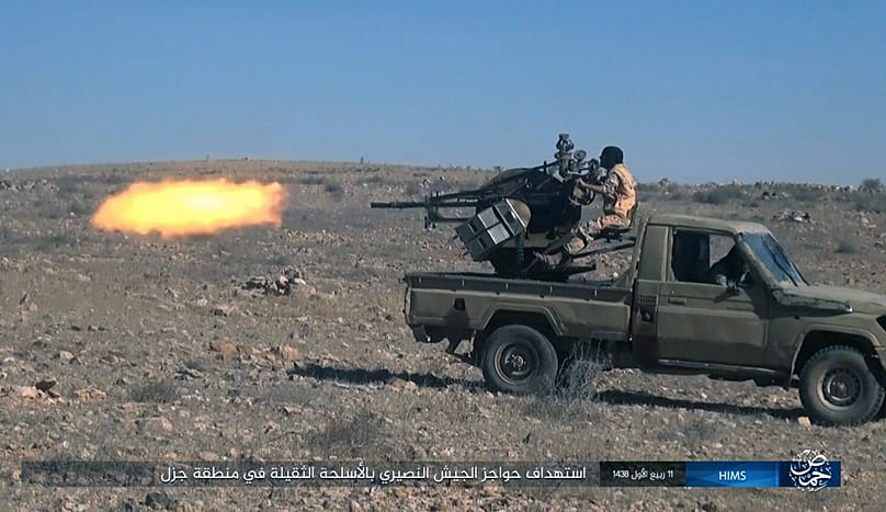 Von Anhängern der militanten Gruppe Islamischer Staat auf einer anonymen Foto-Sharing-Website geteiltes Foto eines Kämpfers.