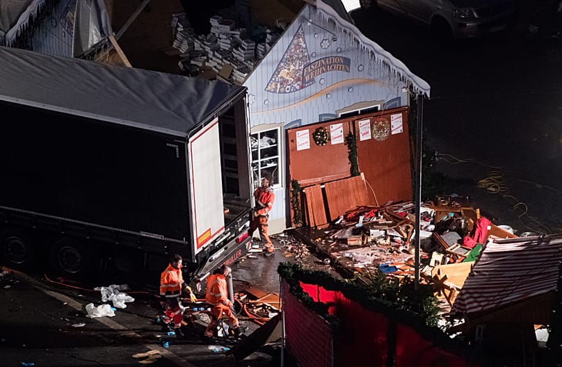 Eine Spur der Verwüstung ist auf dem Weihnachtsmarkt in der Nähe der Kaiser-Wilhelm-Gedächtniskirche in Berlin, Deutschland, am Dienstag, 20. Dezember 2016, zu sehen.