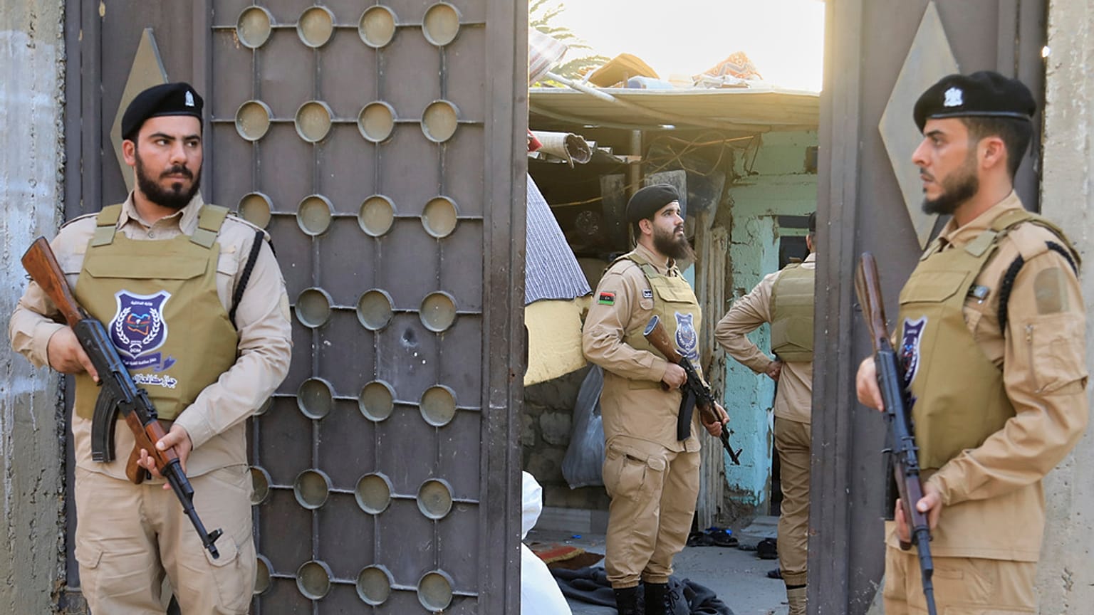 صورة تعبيرية لرجال الشرطة الليبية يقومون بمداهمة منزل مهاجرين في طرابلس