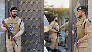 صورة تعبيرية لرجال الشرطة الليبية يقومون بمداهمة منزل مهاجرين في طرابلس