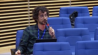 O jornalista Gabriele Nunziati pergunta à porta-voz da Comissão Europeia, Paula Pinho, sobre a reconstrução de Gaza, Bruxelas, 13 de outubro de 2025