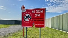 Zaventem'deki Brüksel Uluslararası Havalimanı'nın çevresinin hemen dışında bir drone yasak işareti, 5 Kasım, 2025