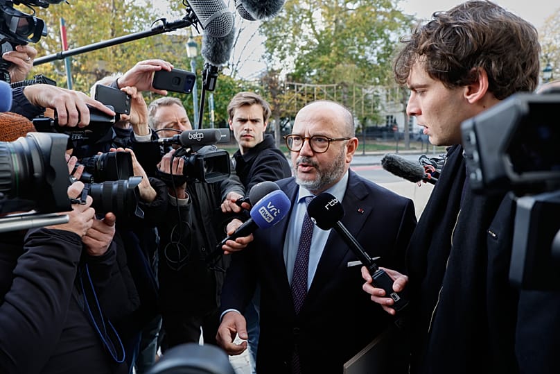 Ο υπουργός Εσωτερικών του Βελγίου Bernard Quintin μιλάει στα μέσα ενημέρωσης καθώς φθάνει για συνεδρίαση του Συμβουλίου Εθνικής Ασφάλειας στις Βρυξέλλες, Πέμπτη 6 Νοεμβρίου 2025.