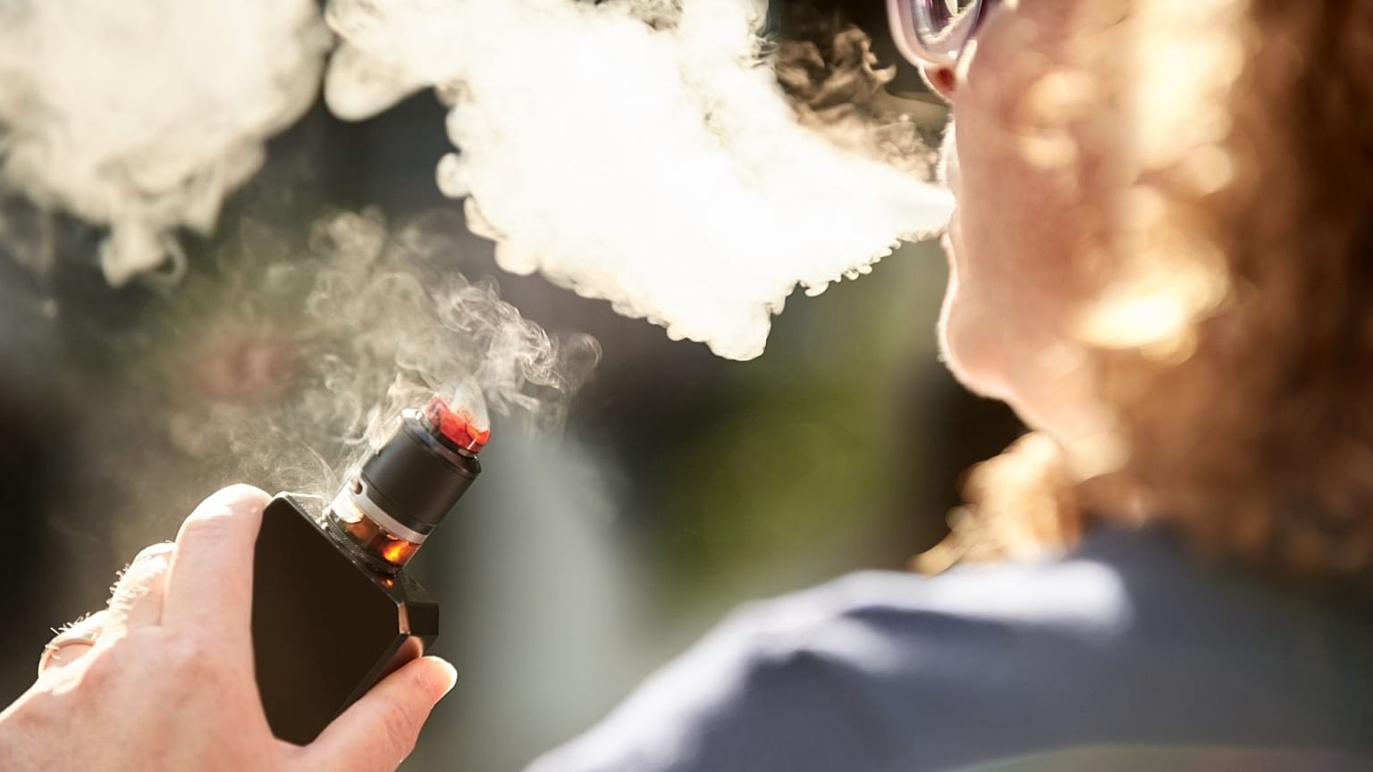 امرأة تستخدم سيجارة إلكترونية