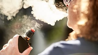 امرأة تستخدم سيجارة إلكترونية