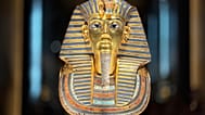 Złota maska pośmiertna króla Tutanchamona jest prezentowana pierwszego dnia zwiedzania po oficjalnym otwarciu Wielkiego Muzeum Egipskiego w Gizie