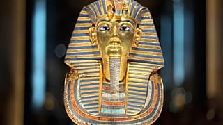 La maschera funeraria d'oro del re Tutankhamon è esposta nel primo giorno di apertura al pubblico dopo l'inaugurazione ufficiale del Grand Egyptian Museum a Giza