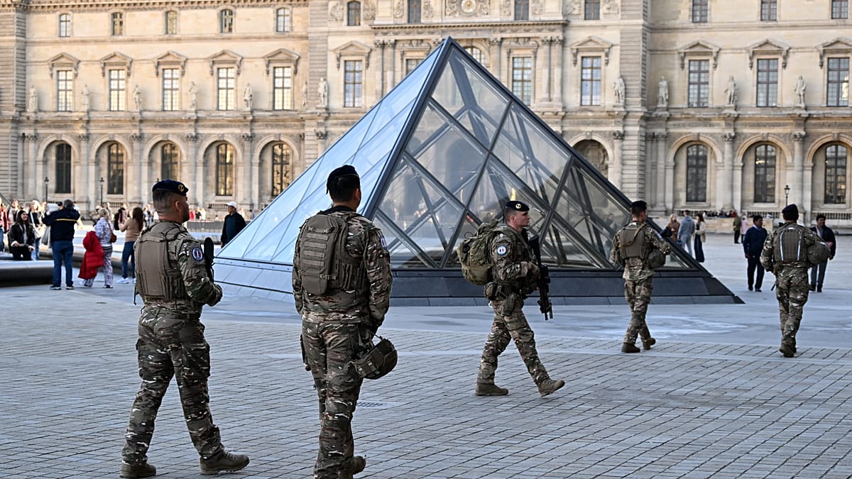 A Louvre biztonsági rendszere: elavult technológia és könnyen kitalálható jelszó a nagy értékű ékszerrabláshoz A Louvre biztonsági rendszere: elavult technológia és könnyen kitalálható jelszó a nagy értékű ékszerrabláshoz
