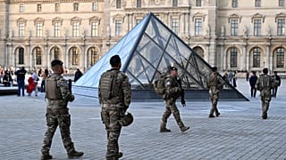 Francia rendőrök a Louvre piramisánál, 2025 október 10. 