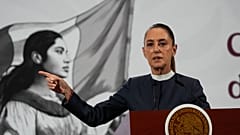تعقد الرئيسة المكسيكية كلاوديا شينباوم مؤتمرًا صحفيًا صباحيًا في القصر الوطني بمكسيكو سيتي، يوم الاثنين 3 نوفمبر 2025. (تصوير: ماركو أوغارتي/أسوشيتد برس)