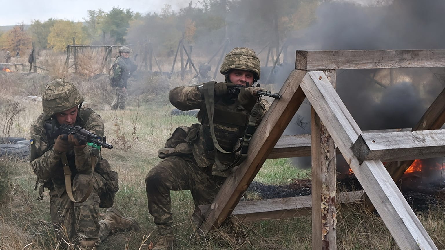 في هذه الصورة التي قدمتها الخدمة الصحفية للواء الآلي 65 الأوكراني، يحضر المجندون تدريبات في ساحة تدريب في منطقة زابوريزهيا، أوكرانيا، السبت 11 أكتوبر 2025.