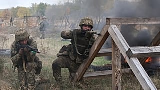 في هذه الصورة التي قدمتها الخدمة الصحفية للواء الآلي 65 الأوكراني، يحضر المجندون تدريبات في ساحة تدريب في منطقة زابوريزهيا، أوكرانيا، السبت 11 أكتوبر 2025.