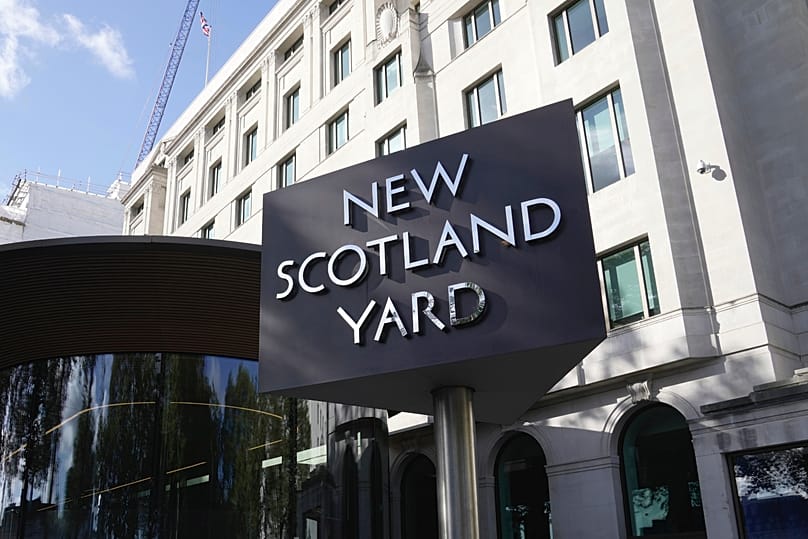 Η πινακίδα New Scotland Yard έξω από την έδρα της Μητροπολιτικής Αστυνομίας του Λονδίνου, 25 Σεπτεμβρίου 2023