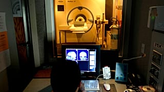 صورة تعبيريةا للباحث المشارك، جوزيف بروير، صورًا دماغية مأخوذة من أحد أحدث أجهزة تصوير الدماغ بالرنين المغناطيسي في نظام إدارة شؤون المحاربين القدامى