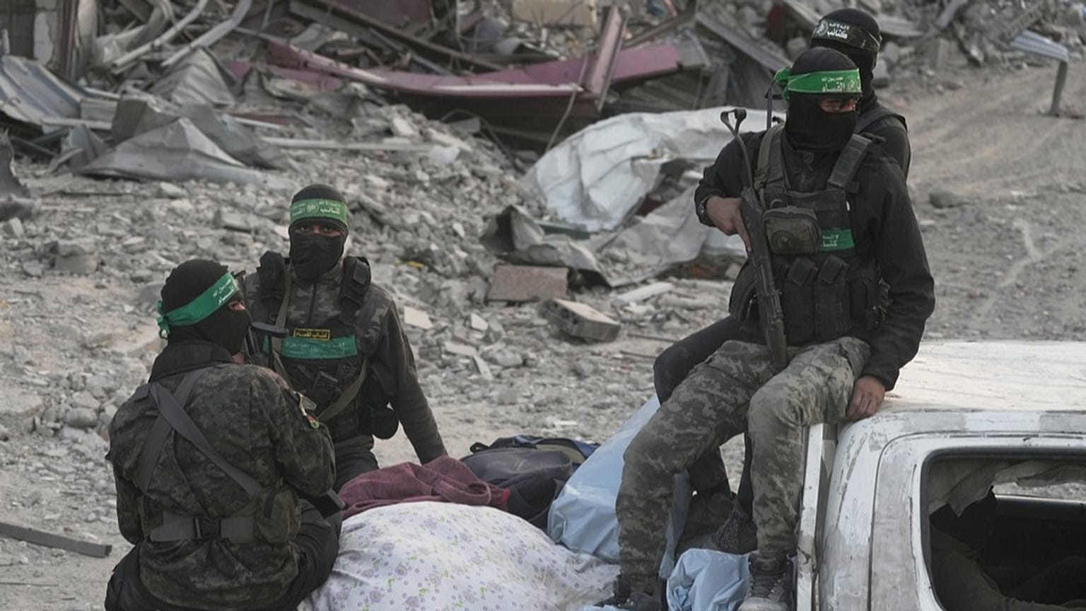 عناصر من حماس يبحثون عن جثث رهائن إسرائيليين في حي الشجاعية بمدينة غزة، الأربعاء 5 نوفمبر 2025.