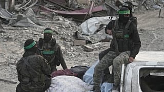 عناصر من حماس يبحثون عن جثث رهائن إسرائيليين في حي الشجاعية بمدينة غزة، الأربعاء 5 نوفمبر 2025.