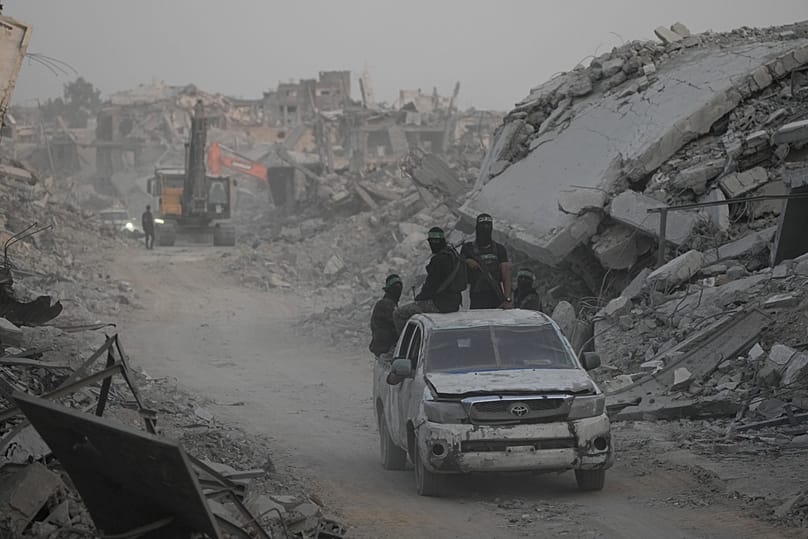 عناصر من حماس يبحثون عن جثث رهائن إسرائيليين في حي الشجاعية بمدينة غزة، الأربعاء 5 نوفمبر 2025.