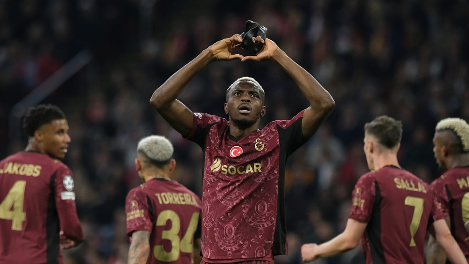 Galatasaray'ı öne geçiren golü atan Victor Osimhen, taraftara kalp işareti yaparken, 6 Kasım 2025