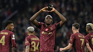 Galatasaray'ı öne geçiren golü atan Victor Osimhen, taraftara kalp işareti yaparken, 6 Kasım 2025