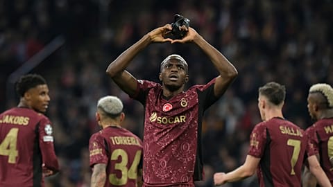 Galatasaray'ı öne geçiren golü atan Victor Osimhen, taraftara kalp işareti yaparken, 6 Kasım 2025
