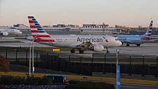 Ein American Airlines-Flug kommt am Montag, 3. November 2025, auf dem O'Hare International Airport in Chicago an. (AP Photo/Nam Y. Huh)