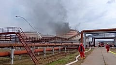 Feuerwehrleute arbeiten auf dem Gelände einer Ölraffinerie in der Nähe der Stadt Ukhta, Republik Komi, Russland, 2. Juni 2024