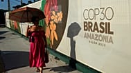 امرأة تمر بجانب لافتة لقمة الأمم المتحدة للمناخ "كوب 30" في بيليم، ولاية بارا، البرازيل، يوم الثلاثاء 4 نوفمبر 2025. (تصوير: إيرالدو بيريس / أسوشيتد برس)