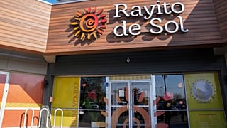 مهدکودک دوزبانه اسپانیایی-انگلیسی در شیکاگو که ماموران دولت فدرال آمریکا به آن یورش بردند و یک مربی را در آن بازداشت کردند