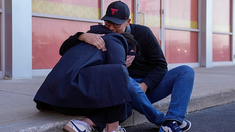 بحت و وحشت والدین کودکان مقابل مهدکودکی که ماموران اداره مهاجرت دولت فدرال در شیکاگو به آن یورش بردند