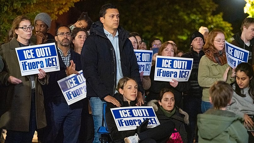 اجتماع والدین مقابل مهدکودکی در شیکاگو که ماموران اداره مهاجرت آمریکا به آن یورش بردند