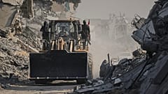 المسلحون من حماس والعمال المصريون يبحثون عن جثث الرهائن الإسرائيليين في حي الشجاعية بمدينة غزة يوم الأربعاء، 5 نوفمبر 2025. (أ.ف.ب/جهاد الشرافي)