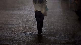 ARCHIVO - Una mujer camina bajo una fuerte lluvia en Barcelona, ​​España, el jueves 11 de septiembre de 2025.