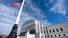 Eine US-Flagge weht auf Halbmast vor dem Obersten Gerichtshof der USA am Mittwoch, dem fünften November 2025, in Washington.