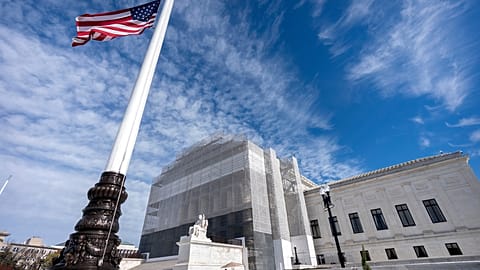 Un drapeau américain est en berne devant la Cour suprême, mercredi 5 novembre 2025, à Washington.