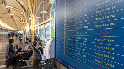 Le tableau des départs signale de nombreux vols retardés à l'aéroport national Ronald Reagan de Washington.
