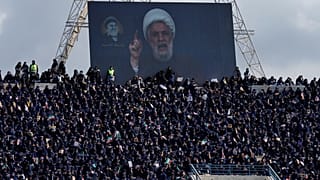 زعيم حزب الله نعيم قاسم يلقي كلمة متلفزة خلال حفل إحياء الذكرى السنوية الأولى لاغتيال زعيم حزب الله السيد حسن نصر الله