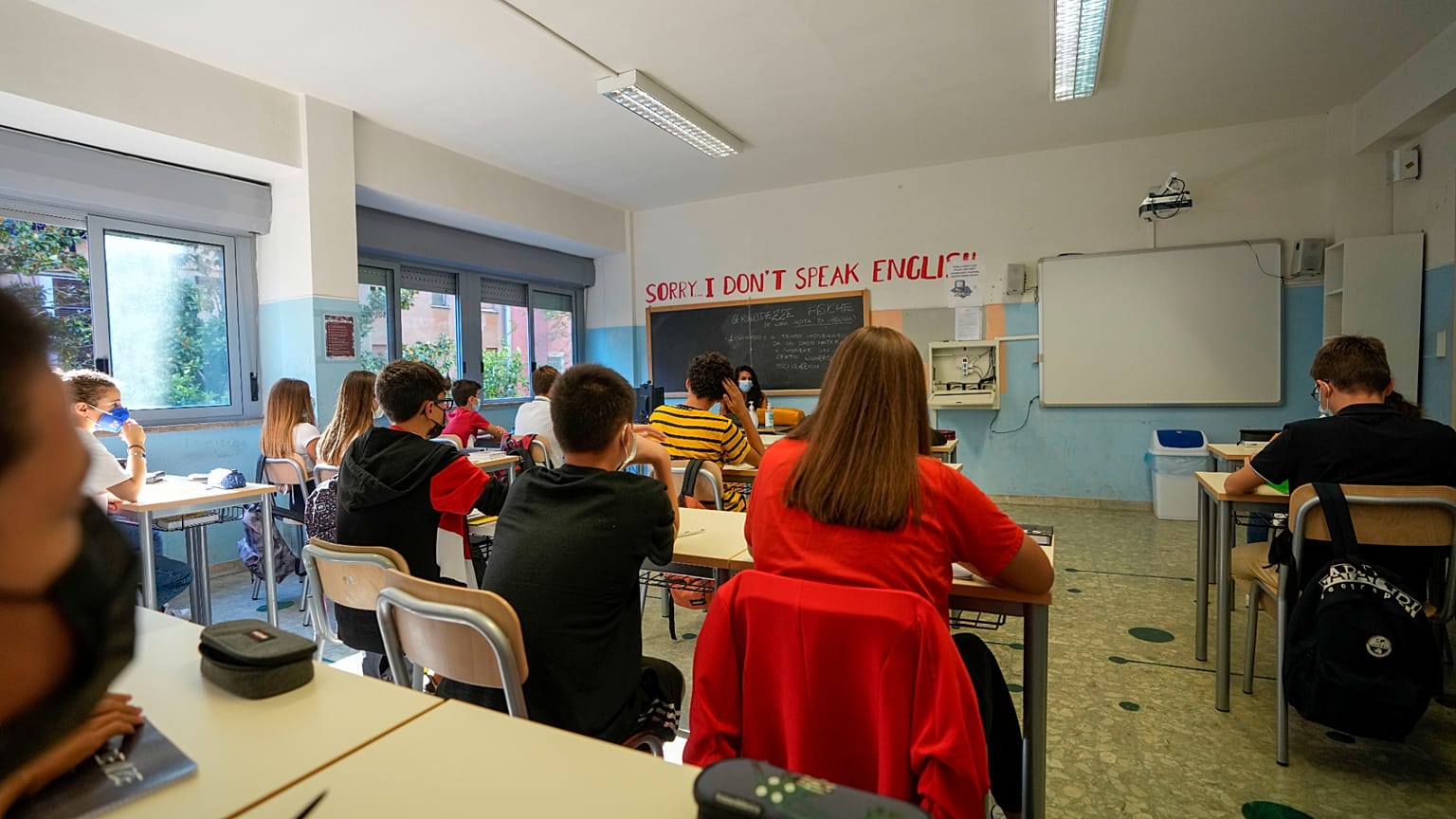 Una lezione al liceo Isaac Newton di Roma, lunedì 13 settembre 2021. (Foto AP/Andrew Medichini)