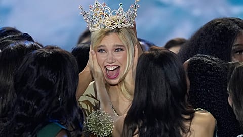 Natalie Puskinova, de la République tchèque, est félicitée par les autres candidates après avoir été couronnée Miss Earth.