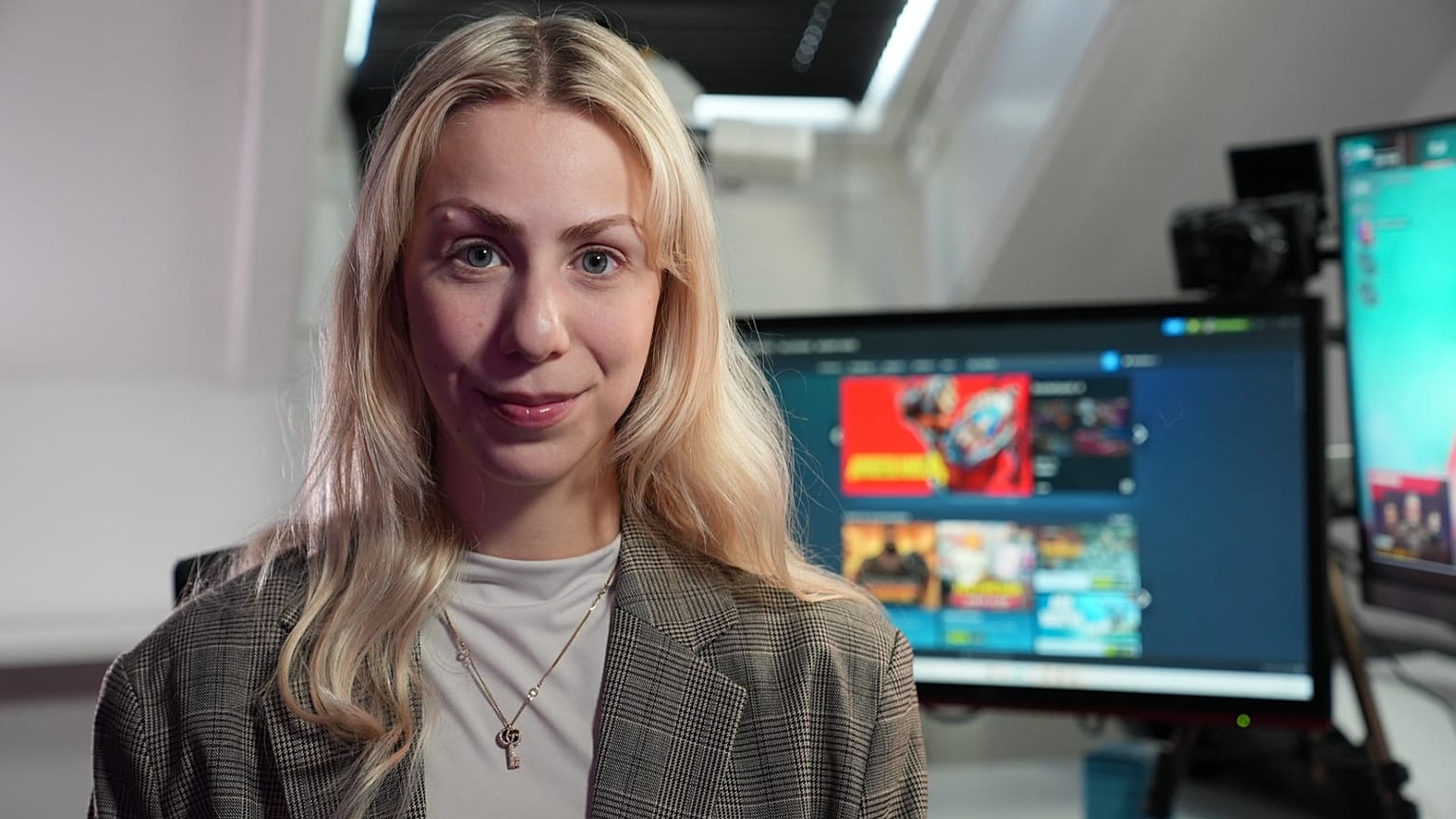 الدنماركية مقدمة بث مباشر لألعاب الفيديو ماري واتسون، تبلغ من العمر 28 عاما، تقف لالتقاط صورة في استوديوها في "Taastrup"، الدنمارك، في 9 أكتوبر 2025.