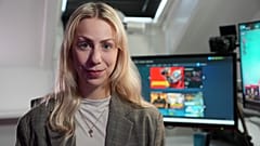 Die dänische Videospiel-Livestreamerin Marie Watson, 28, posiert am neunten Oktober 2025 in ihrem Studio in Taastrup, Dänemark, für ein Foto.