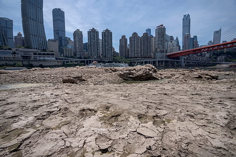Le lit asséché de la rivière Jialing, dans la municipalité de Chongqing, dans le sud-ouest de la Chine, le vendredi 19 août 2022