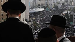 رجال يهود متشددون (حريديم) يشاركون في تجمع احتجاجي ضد خطط تلزمهم بالخدمة في الجيش الإسرائيلي، في القدس، الخميس 30 أكتوبر 2025. (صورة من وكالة أسوشيتد برس/محمود عليان)