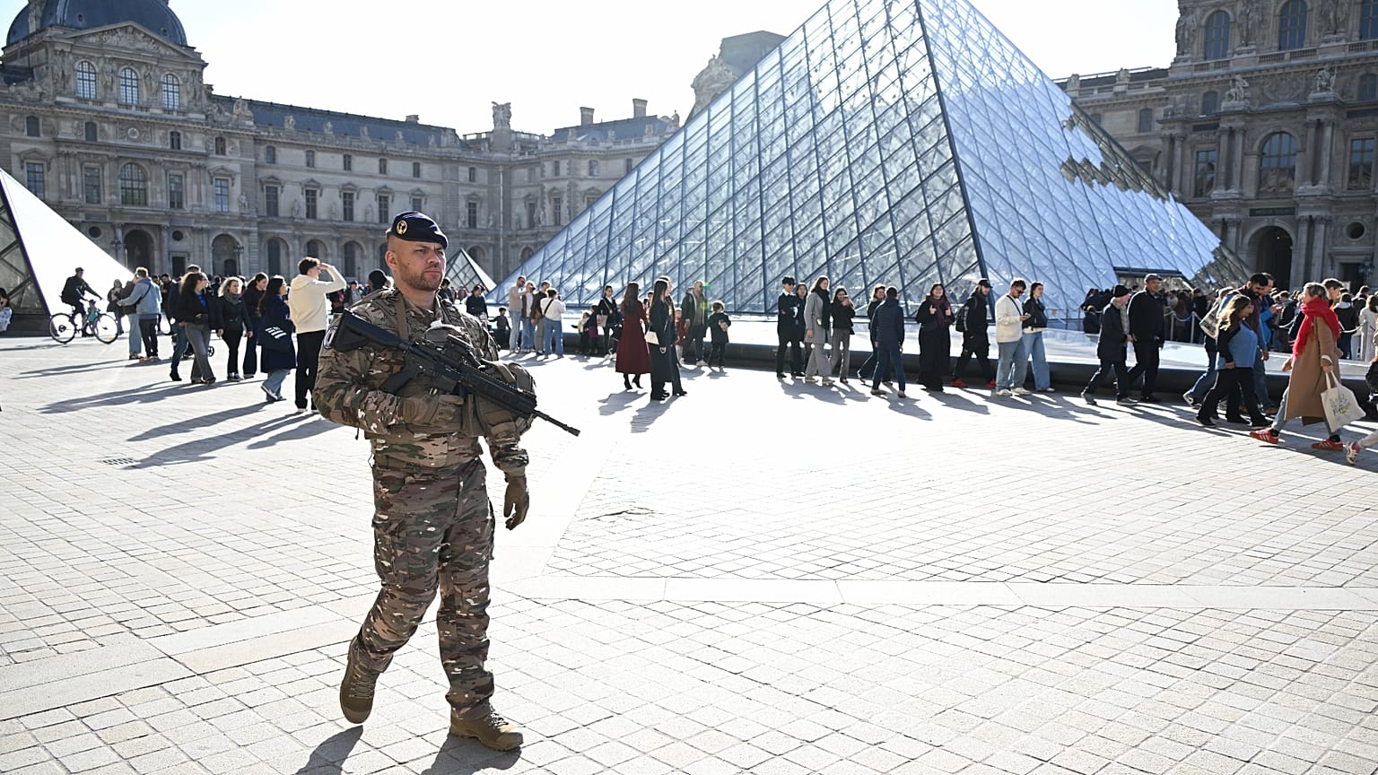 Ein Soldat patrouilliert am Donnerstag, 30. Oktober 2025, im Innenhof des Louvre-Museums in Paris.