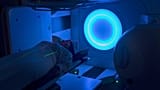 Una donna sottoposta a radioterapia per un tumore.