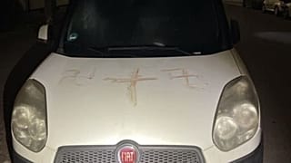 Nieznane osoby namalowały swastyki na dziesiątkach samochodów w Hanau. Policja prowadzi dochodzenie.