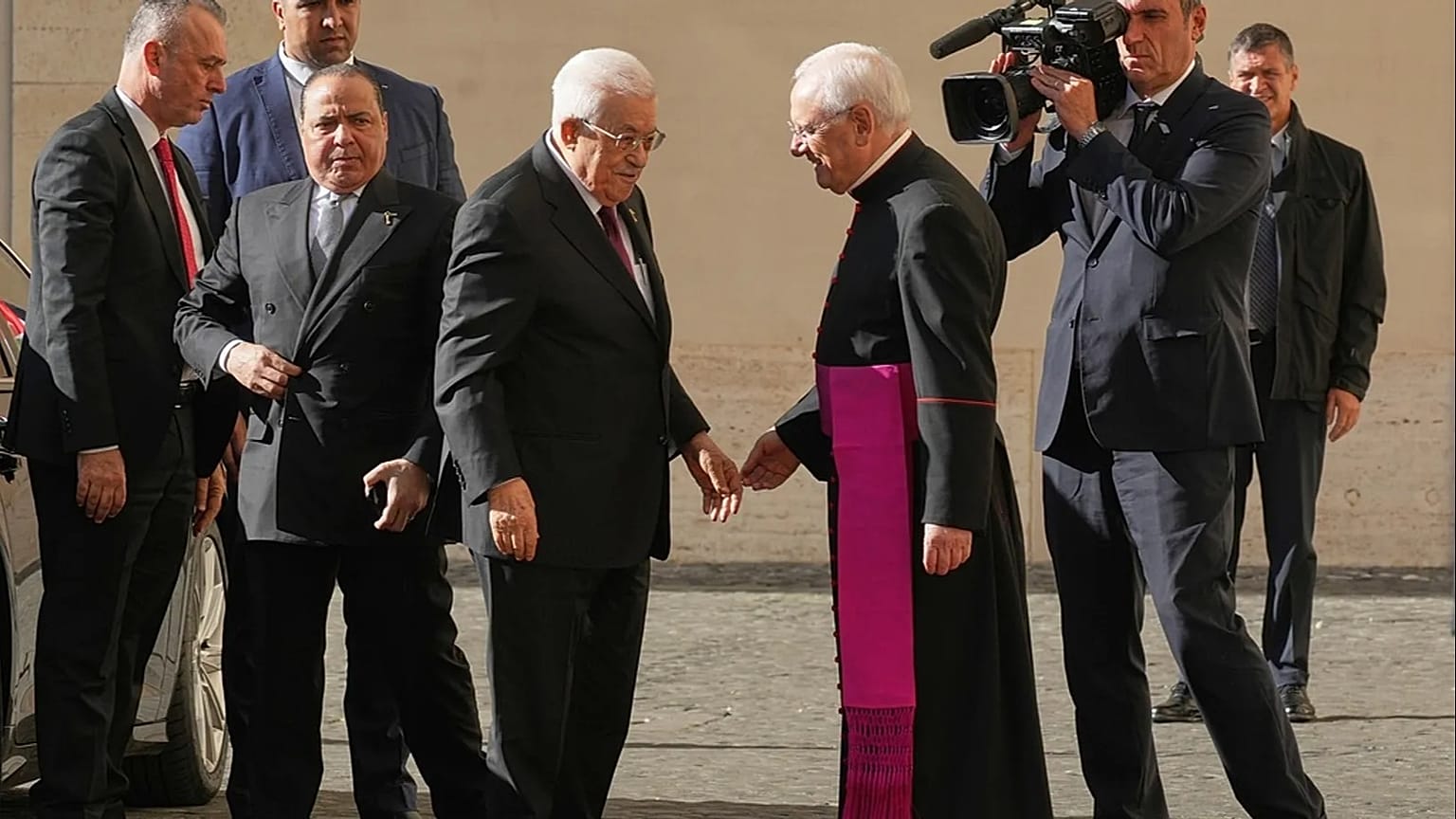 O Presidente palestiniano Mahmoud Abbas, à esquerda, é recebido por Monsenhor Leonardo Sapienza à sua chegada ao pátio de São Damaso, no Vaticano