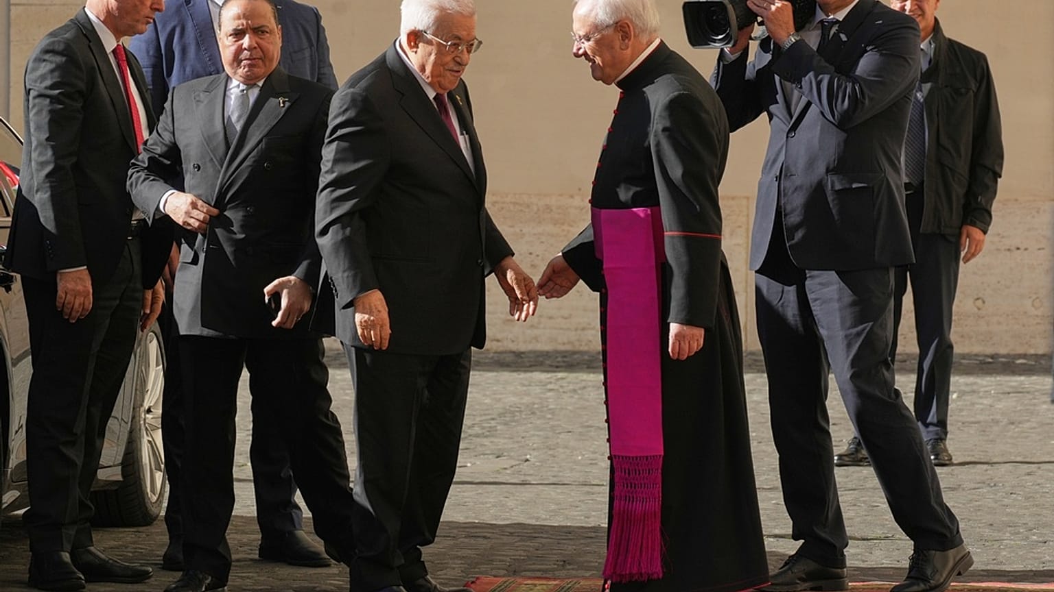 El Presidente palestino Mahmoud Abbas, a la izquierda, es recibido por Monseñor Leonardo Sapienza a su llegada al patio de San Dámaso en el Vaticano.