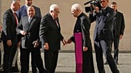 Il presidente palestinese Mahmoud Abbas, a sinistra, viene accolto da monsignor Leonardo Sapienza al suo arrivo nel cortile di San Damaso in Vaticano