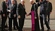 Il presidente palestinese Mahmoud Abbas, a sinistra, viene accolto da monsignor Leonardo Sapienza al suo arrivo nel cortile di San Damaso in Vaticano