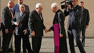 O Presidente palestiniano Mahmoud Abbas, à esquerda, é recebido por Monsenhor Leonardo Sapienza à sua chegada ao pátio de São Damaso, no Vaticano